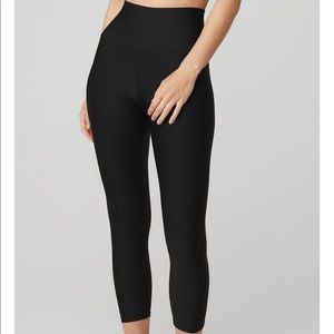 Alo Yoga Black Airlift Capri Leggings